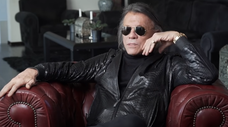 Ηλίας Ψινάκης: "Τον πλάκωσα στο ξύλο - Έφυγαν γυαλιά, αίματα..."