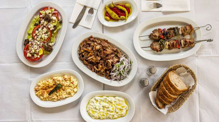 Στο Κουκάκι ένας βραβευμένος με Χρυσό Σκούφο και αστέρι Michelin σεφ κόβει γύρο