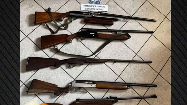 Σοκ σε σχολείο στην Ελευσίνα: 17χρονος απείλησε με πιστόλι μαθητή - Βρέθηκε οπλοστάσιο στο σπίτι του