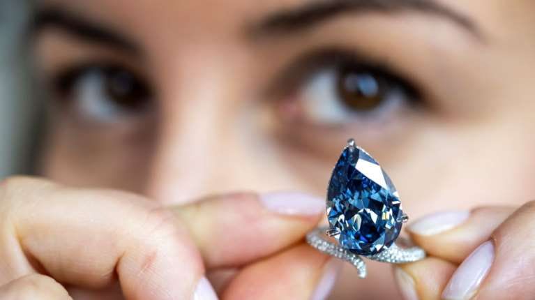 Ελβετία: Πάνω από 25 εκατομμύρια δολάρια για ένα  μπλε διαμάντι σε δημοπρασία του Christie’s