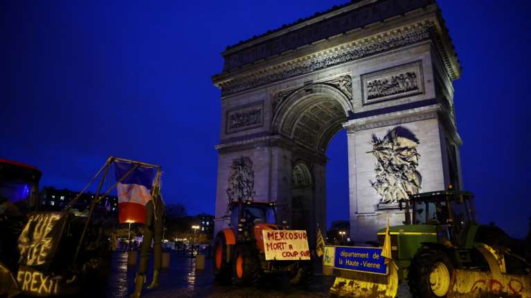 Τα τρακτέρ έφθασαν στον Πύργο του Άιφελ - Στους δρόμους οι αγρότες και στη Γαλλία [εικόνες]