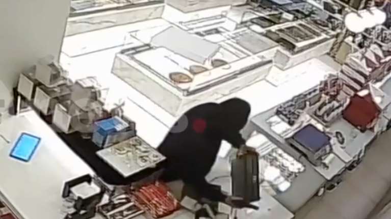 Ένοπλη ληστεία σε ζαχαροπλαστείο στη Νίκαια: Κουκουλοφόρος κυνήγησε με πιστόλι την υπάλληλο [βίντεο]