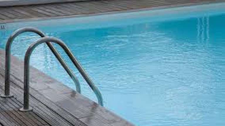 Ρόδος: Διασωληνωμένο 3χρονο κοριτσάκι που ανασύρθηκε από πισίνα ξενοδοχείου - &quot;Το παιδί έμεινε για πολύ ώρα στο νερό&quot;