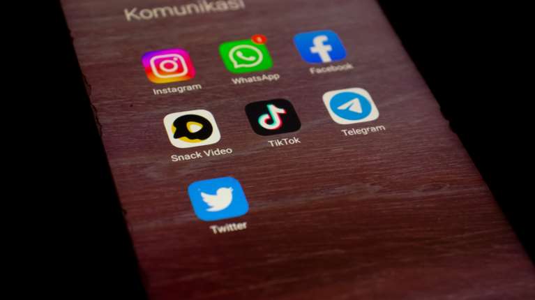 Γαλλία: Τέλος τα social media για παιδιά κάτω των 15 ετών - Τι ισχύει στον υπόλοιπο κόσμο