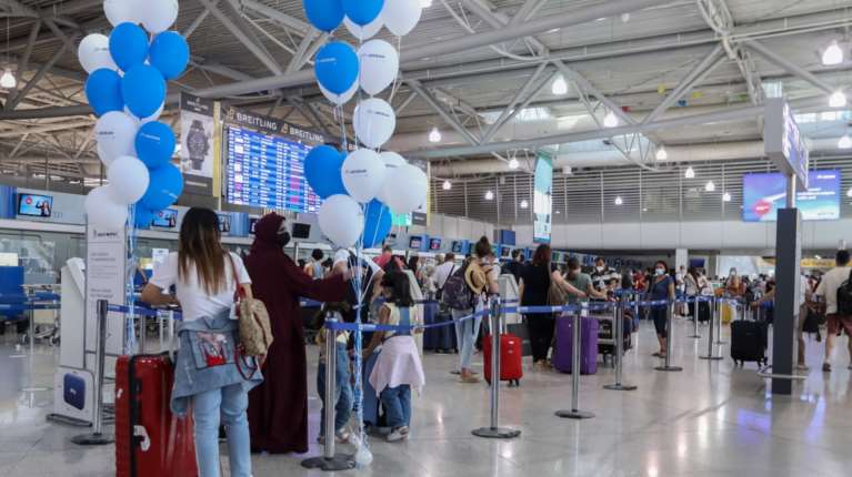 Συνεχίζονται οι καθυστερήσεις στο &quot;Ελ. Βενιζέλος&quot;: Μεγάλες ουρές και έως 2 ώρες αναμονή - Ποιες πτήσεις επηρεάζονται