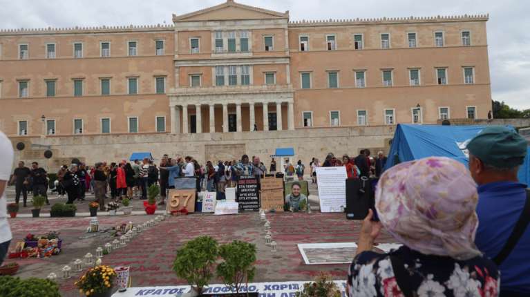 Τέμπη: "Δεν θα αφήσουμε τα ονόματα να σβηστούν" - Τι λένε οι συγγενείς των θυμάτων για τον Άγνωστο Στρατιώτη