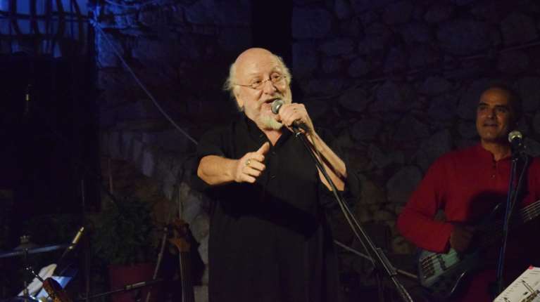 Ο Μίλτος Καρατζάς ξεσπάει σε κλάματα στον &quot;αέρα&quot; για τον θάνατο του Διονύση Σαββόπουλου