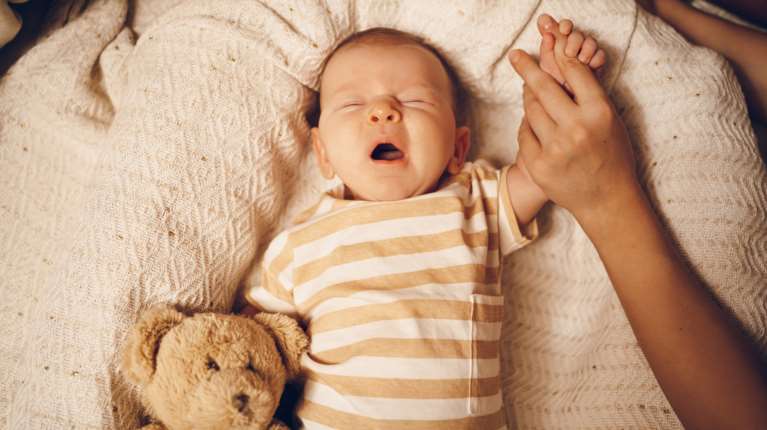 Γιατί κάποια μωρά ξυπνάνε και κλαίνε περισσότερο από τα άλλα;