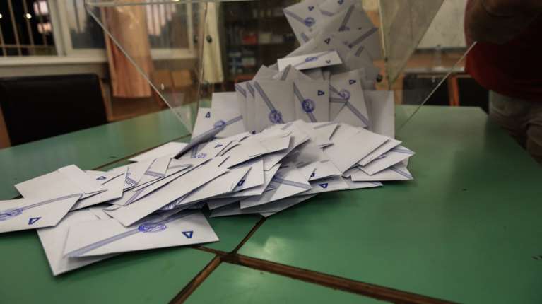 Εκλογές με ενιαίο ψηφοδέλτιο και βιβλιαράκι με τους υποψήφιους βουλευτές- Το σχέδιο για εξοικονόμηση εκατοντάδων χιλιάδων ευρώ