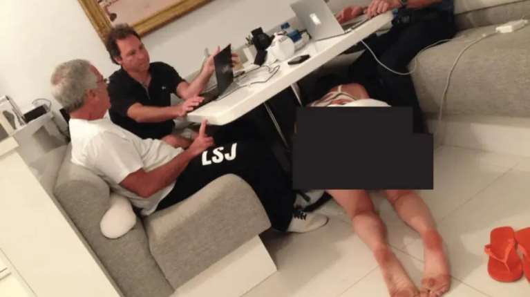 Ο Έπσταϊν, οι φίλοι του και η γυναίκα κάτω από το τραπέζι: Σοκάρουν οι φωτογραφίες που δημοσιεύουν οι Αρχές των ΗΠΑ