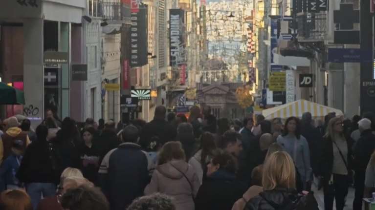 Κυριακή με ανοιχτά καταστήματα: Αυξημένη κίνηση στην Ερμού και το εμπορικό κέντρο [βίντεο]