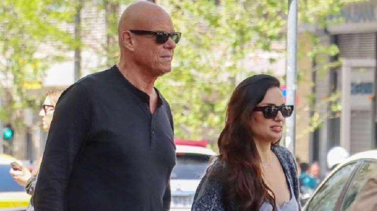 Ο Τζώνη Καλημέρης και η Ελπίδα Ιακωβίδου έκαναν ένα λαμπερό pre-cocktail party πριν τον γάμο