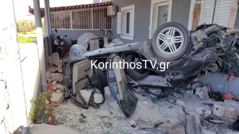 Τραγωδία στην Κόρινθο: Δύο νεκροί σε τροχαίο - Το αυτοκίνητο "καρφώθηκε" σε τοίχο και έγινε σμπαράλια