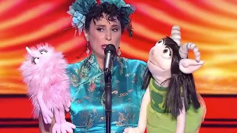 The Voice: Η εγγαστρίμυθος που άφησε άφωνους τους κριτές - Tο σόου Μουζουράκη με την κούκλα