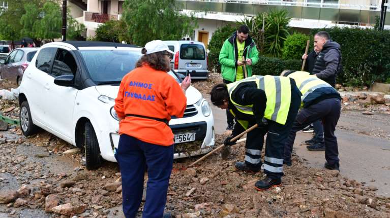 Κακοκαιρία: "Αυτό που έγινε δεν το έχουμε ξαναζήσει", λέει ο δήμαρχος Γλυφάδας Γ. Παπανικολάου
