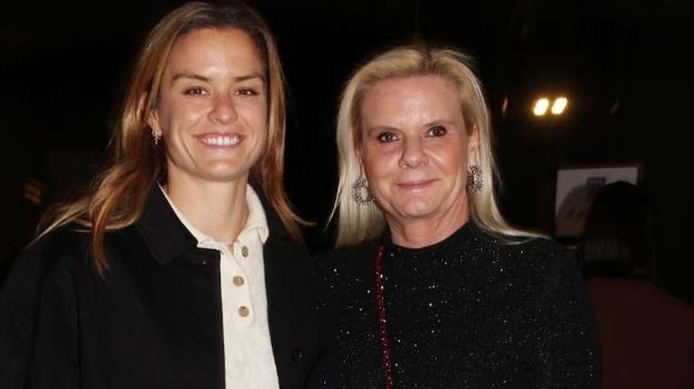 Η μητέρα της Μαρίας Σάκκαρη στην παρουσίαση του βιβλίου του Κώστα Καίσαρη - Κομψή και χαμογελαστή