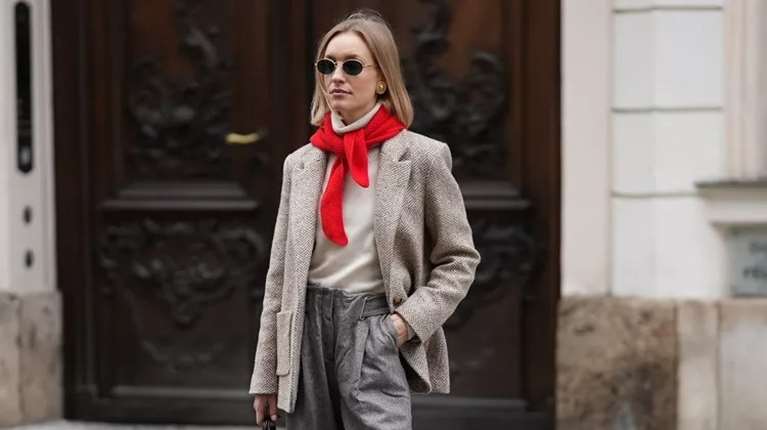 Οι fashionistas ορκίζονται σε αυτό το αξεσουάρ – Το κασκόλ ανήκει πλέον στο παρελθόν