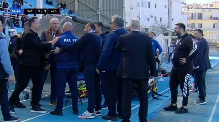 Ενας τραυματίας από ρίψη μπουκαλιού στο ΠΑΣ Γιάννινα – ΑΕΛ - Βίντεο απο τη στιγμή της έντασης