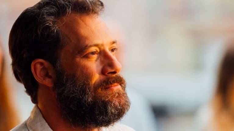 Ο Αντίνοος Αλμπάνης απαντά στη Χίσλοπ για τον καρκίνο: Περιλαμβάνει σωματική και συναισθηματική ταλαιπωρία, πιθανή απώλεια ζωής