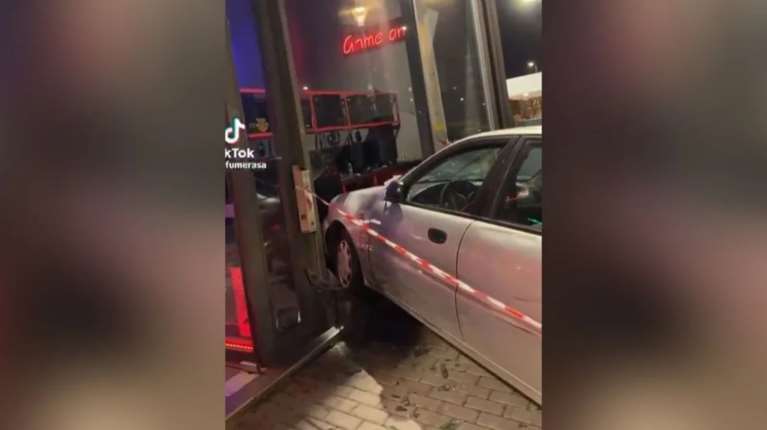 Επεισοδιακή καταδίωξη στον Αγιο Δημήτριο: Ανήλικος με κλεμμένο Ι.Χ. έπεσε σε πρόσοψη καφετέριας