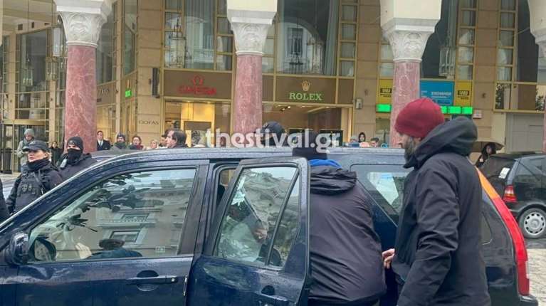 Θεσσαλονίκη: Ενταση έξω από το "Ολύμπιον" πριν την παρουσίαση του βιβλίου Τσίπρα - Έξι προσαγωγές