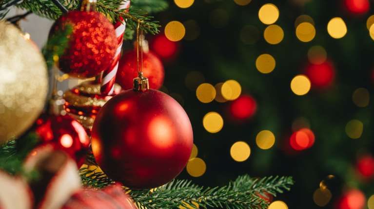 Ακριβά τα Χριστούγεννα για εννέα στους δέκα Έλληνες - Στροφή στις κάρτες, τα πλάνα δόσεων και το διαδίκτυο