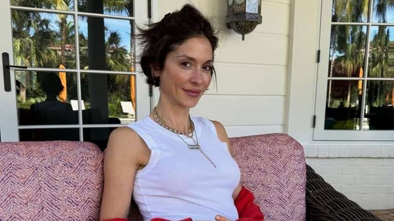 Σοφία Καρβέλα: Η τρυφερή και σπάνια φωτογραφία με την Άννα Βίσση, τον πρώην σύζυγο και τα παιδιά της