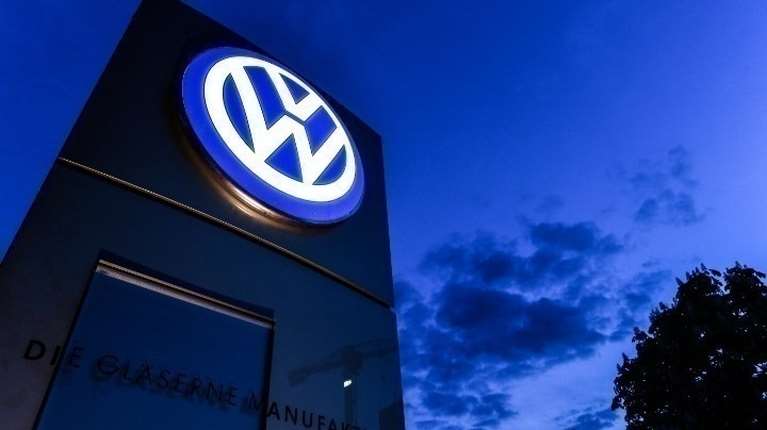 Η VW μειώνει και διακόπτει την παραγωγή σε γερμανικά εργοστάσια ηλεκτρικών οχημάτων