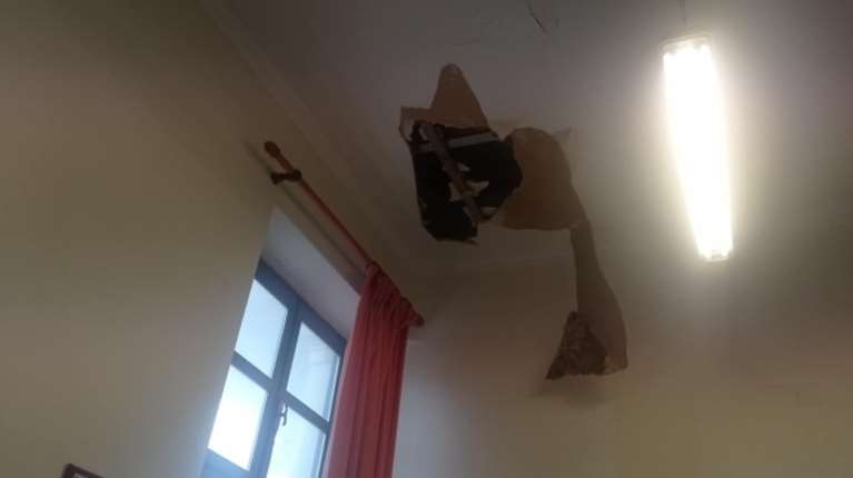 Καλλονή: Κατέρρευσε τμήμα οροφής του δημοτικού σχολείου - Τι απαντά ο δήμος