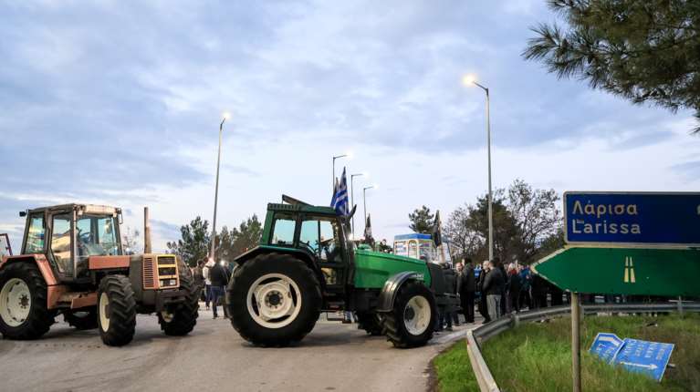 Μπλόκα αγροτών: Άνοιξαν οι παράδρομοι στον Μπράλο - Συνεχίζονται οι εκτροπές στο Κάστρο και την Θήβα