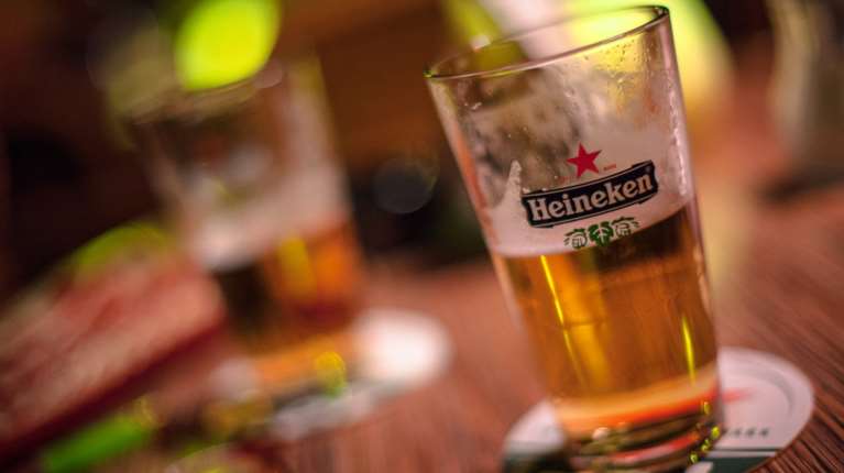 Ολλανδία: Η ζυθοποιία Heineken θα περικόψει μεταξύ 5.000 και 6.000 θέσεις εργασίας