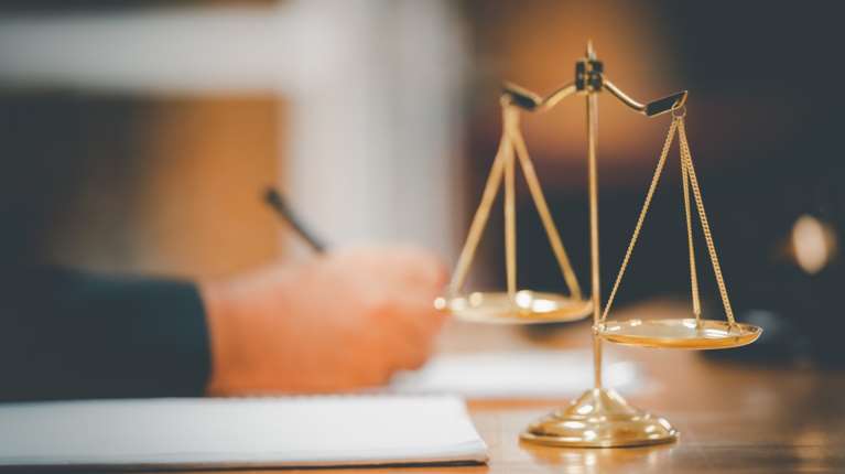 Διαθήκες: Τι αλλάζει με την προστασία των κληρονόμων για χρέη, για συντρόφους και συζύγους