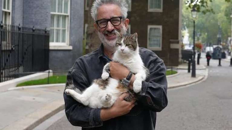 Ο Ντέβιντ Μπαντιέλ φέρνει τις γάτες στο προσκήνιο στη σειρά "David Baddiel: Cat Man"