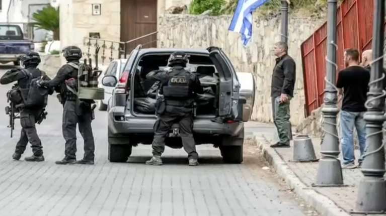 Βορίζια: Εκρυψαν καλάσνικοφ στο σπίτι θύματος της βεντέτας του 1955 - Η γυναίκα είναι τυφλή με κινητικά προβλήματα