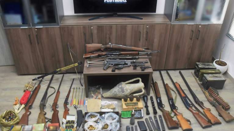 Ρέθυμνο: Σύλληψη 77χρονου που είχε στην κατοχή του ολόκληρο οπλοστάσιο - 16 όπλα, 2.000 φυσίγγια, χειροβομβίδες και δυναμίτες