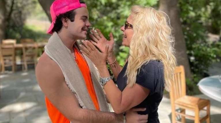 Αγγελος Λάτσιος: Η τρυφερή αγκαλιά στη μητέρα του για τα 56α γενέθλιά της