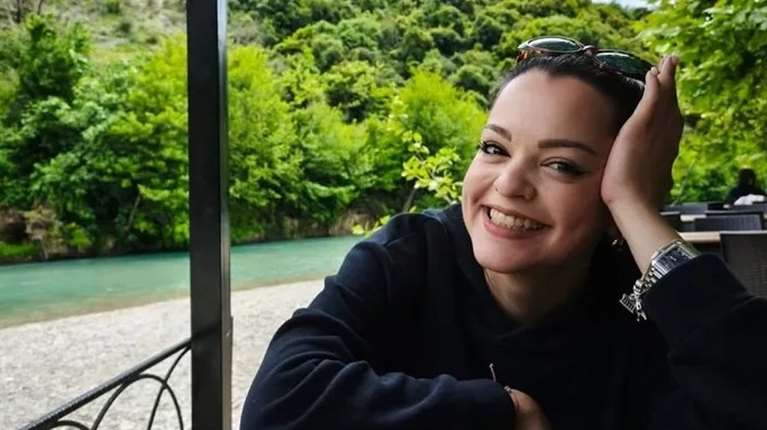 Ορεινή απόδραση για τη Μαριτίνα Ντενίση | Σε γραφικό χωριό της Αρκαδίας με τον σύντροφό της