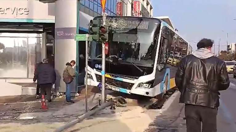 Λεωφορείο προσέκρουσε σε φανάρι στη Λ. Μεσογείων: Ο οδηγός έχασε τον έλεγχο [βίντεο]