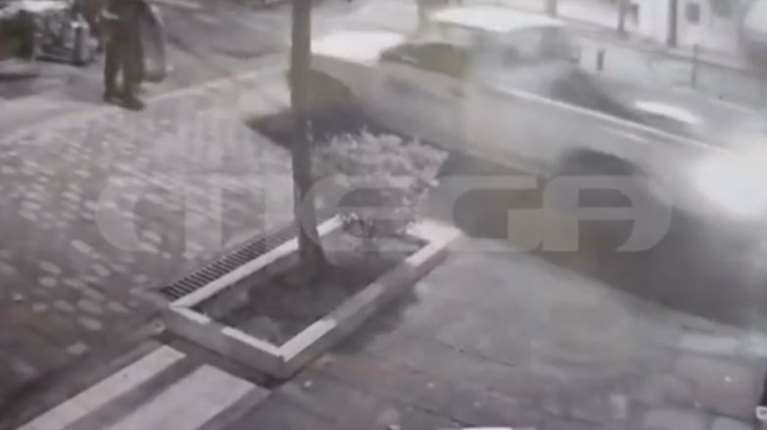 Αίγιο: Απίστευτες εικόνες από κλοπή σε κοσμηματοπωλείο – Χτύπησαν με αγροτικό τη βιτρίνα έξι φορές