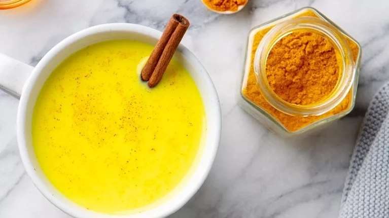 Κουρκουμάς + μέλι: Μπορεί να έχει φαρμακευτική δράση; Τι απαντά ο ειδικός;