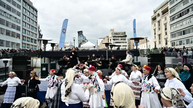 Τσικνοπέμπτη και η Αθήνα το "τσικνίζει" στη Βαρβάκειο με μεγάλο γλέντι και δωρεάν φαγητά