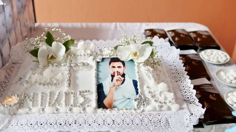 Νίκος Φλωρινιώτης: Θλίψη στο ετήσιο μνημόσυνο - Καταρρακωμένες η μητέρα και η αδελφή του