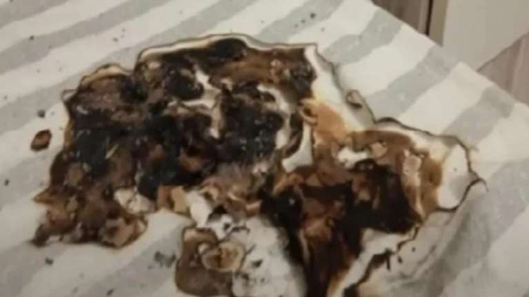 &quot;Το παιδί κοιμόταν δίπλα&quot; - Κινητό τηλέφωνο έσκασε κατά τη διάρκεια της φόρτισης, πήρε φωτιά το στρώμα [βίντεο]