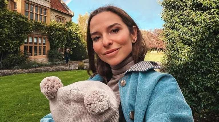 Η εγκυμονούσα Εριέττα Κούρκουλου Λάτση ποζάρει αγκαλιά με τον Νικόλα της