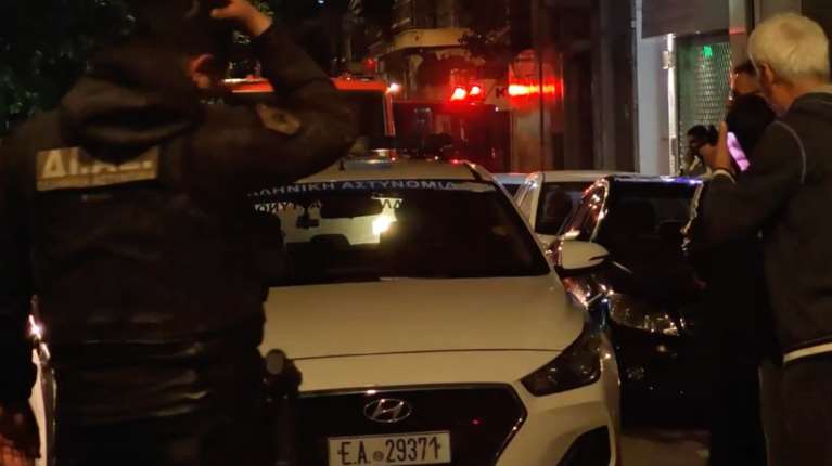 Πατήσια: &quot;Πνίγηκαν&quot; στους καπνούς από πυρκαγιά σε πολυκατοικία - Στο νοσοκομείο οικογένεια με δύο παιδιά [βίντεο]