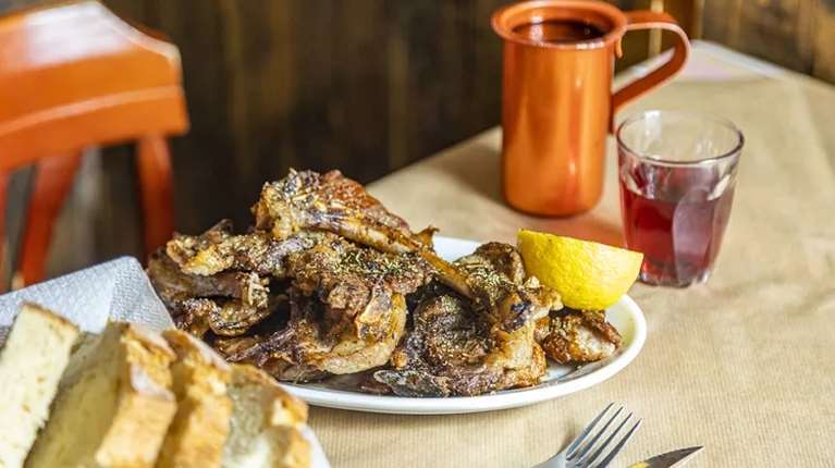 Λένε πως σε αυτά τα μαγαζιά ψήνουν τα νοστιμότερα παϊδάκια της πόλης