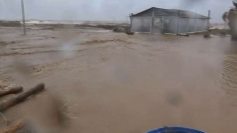 Κακοκαιρία: Δρόμοι και θάλασσα έγιναν ένα, πλημμύρισαν σπίτια και επιχειρήσεις - Οι περιοχές που δοκιμάζονται