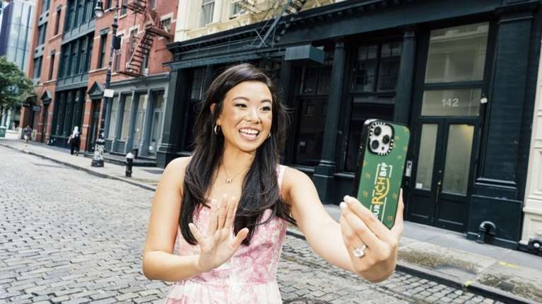 Μια influencer της Wall Street που θέλει να μάθει στις &quot;κολλητές&quot; της οικονομικά