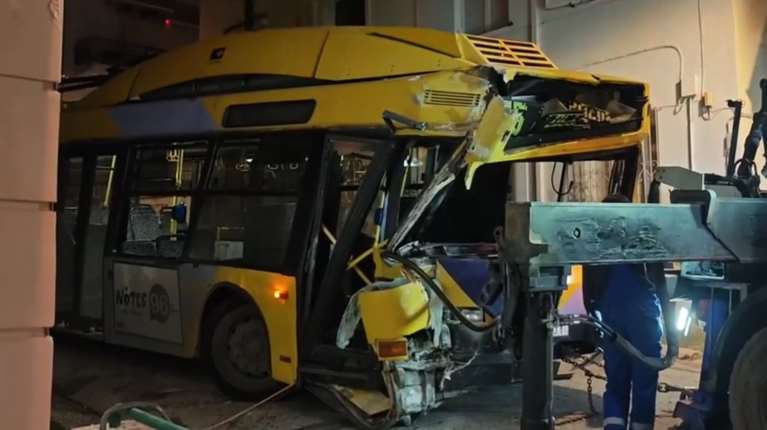 Πετράλωνα: Τρόλεϊ "καρφώθηκε" σε πολυκατοικία - Ο οδηγός τραυματίστηκε ελαφρά [βίντεο]