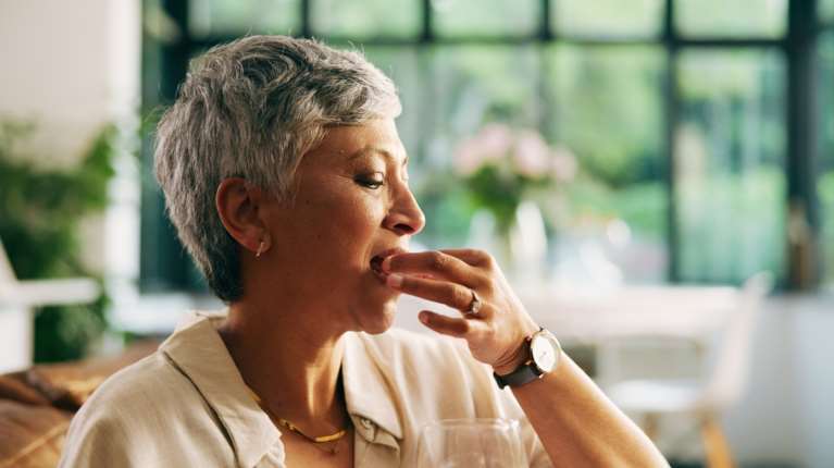 Βιταμίνη D: Πώς μπορεί να "φρενάρει" το βιολογικό μας ρολόι και να επιβραδύνει τη γήρανση